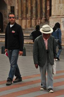 Misturando-se com os locais, no centro de Cuenca, no Equador
